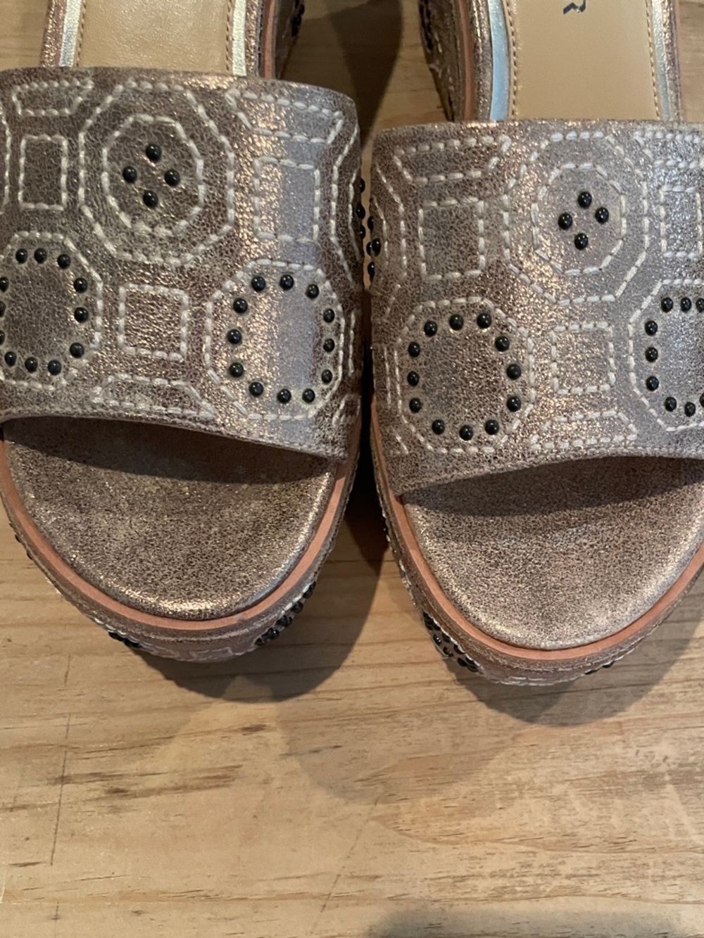 Donald Pliner Gold Bronze Studded Wedge Sandals Spring Summer Boho Festival 8M - Picture 7 of 9